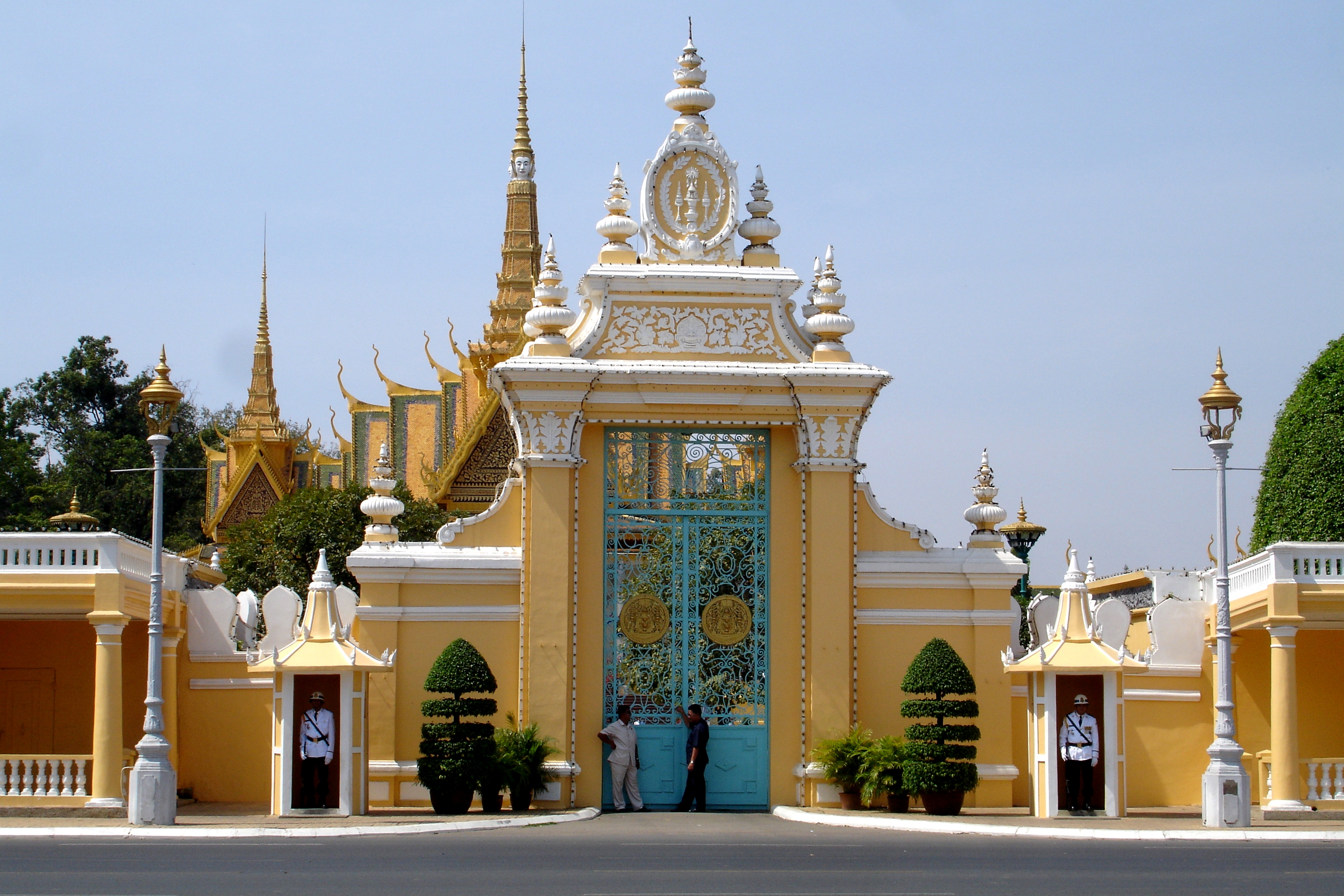 Phnom Pehn, city of Genocide, Temples and Palaces.